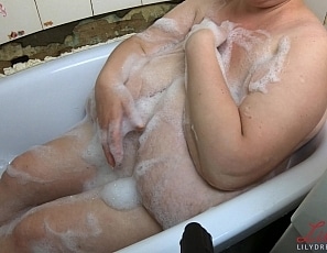 lily3/videos/213 - Bath with roses